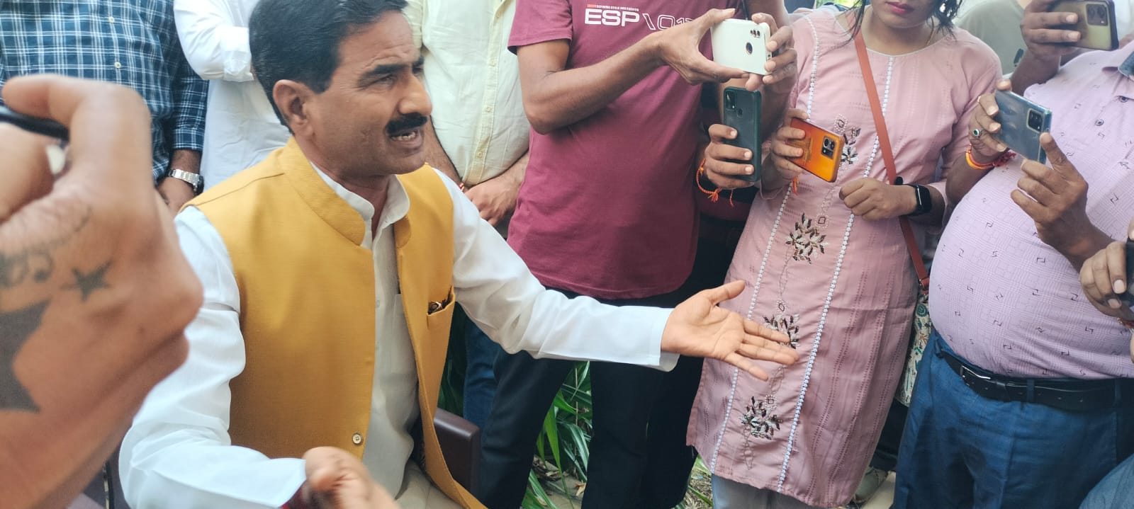 मध्य प्रदेश से बड़ी खबर  शिवपुरी जिले से बीजेपी विधायक वीरेंद्र रघुवंशी ने दिया इस्तीफा बोले- सिंधिया के आने के बाद भाजपा की रीति-नीति ही बदल गई  ग्वालियर, चंबल में कुचला जा रहा मूल कार्यकर्ताओं को