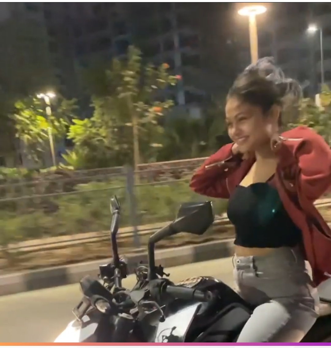 सूरत की सड़कों पर खतरनाक बाइक स्‍टंट करती थी लड़की, पुलिस ने किया गिरफ्तार